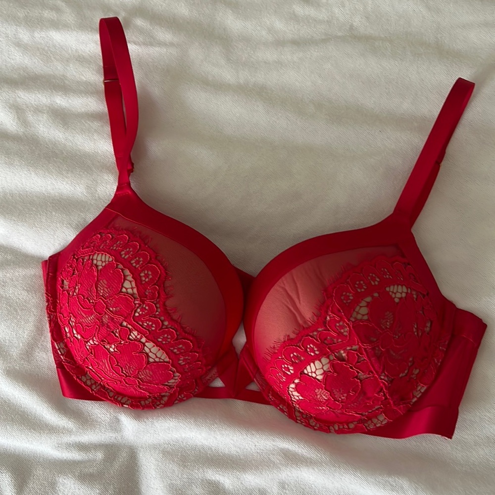 Victoria’s Secret bra, red with lace trim  size 36D lightly lined bra EUC